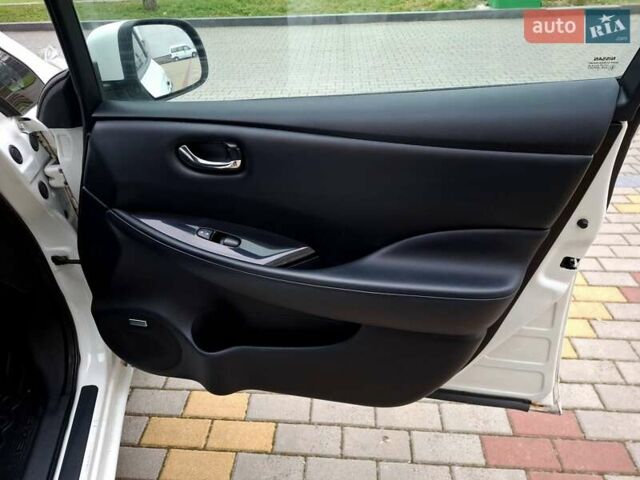 Белый Ниссан Лиф, объемом двигателя 0 л и пробегом 119 тыс. км за 6500 $, фото 32 на Automoto.ua