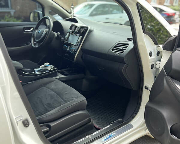 Белый Ниссан Лиф, объемом двигателя 0 л и пробегом 155 тыс. км за 7800 $, фото 10 на Automoto.ua