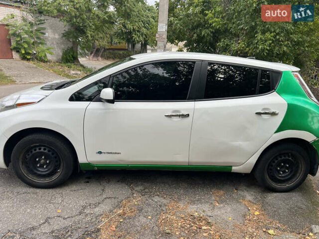 Белый Ниссан Лиф, объемом двигателя 0 л и пробегом 264 тыс. км за 4500 $, фото 1 на Automoto.ua