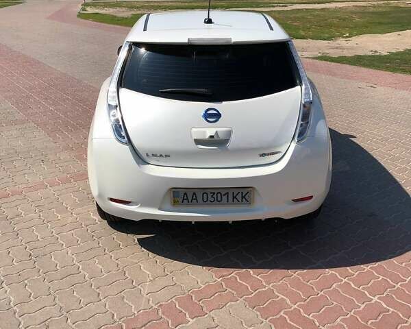 Белый Ниссан Лиф, объемом двигателя 0 л и пробегом 155 тыс. км за 10100 $, фото 1 на Automoto.ua