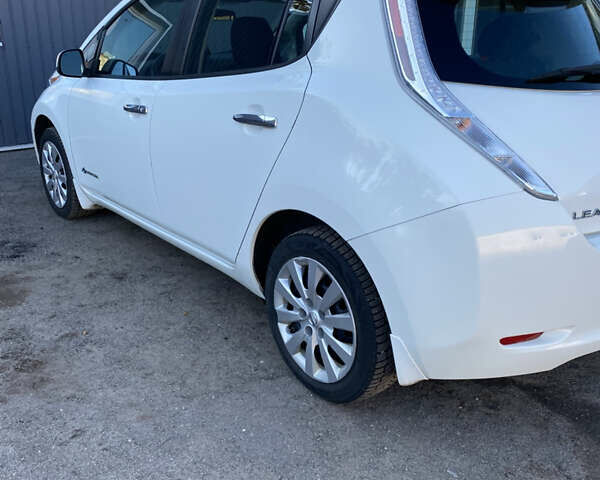 Білий Ніссан Ліф, об'ємом двигуна 0 л та пробігом 122 тис. км за 6500 $, фото 5 на Automoto.ua