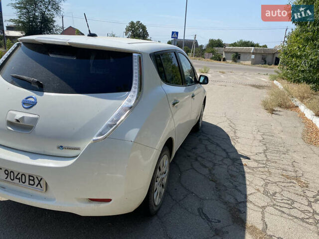 Белый Ниссан Лиф, объемом двигателя 0 л и пробегом 89 тыс. км за 9000 $, фото 8 на Automoto.ua