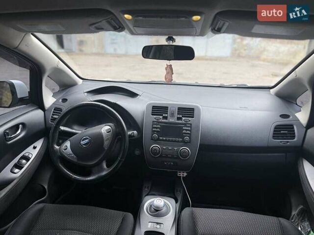 Білий Ніссан Ліф, об'ємом двигуна 0 л та пробігом 166 тис. км за 6500 $, фото 3 на Automoto.ua