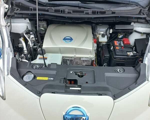 Белый Ниссан Лиф, объемом двигателя 0 л и пробегом 41 тыс. км за 8659 $, фото 60 на Automoto.ua