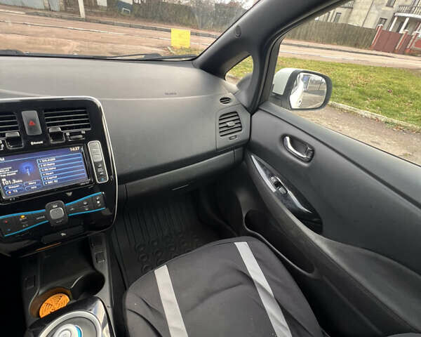 Белый Ниссан Лиф, объемом двигателя 0 л и пробегом 96 тыс. км за 8200 $, фото 11 на Automoto.ua