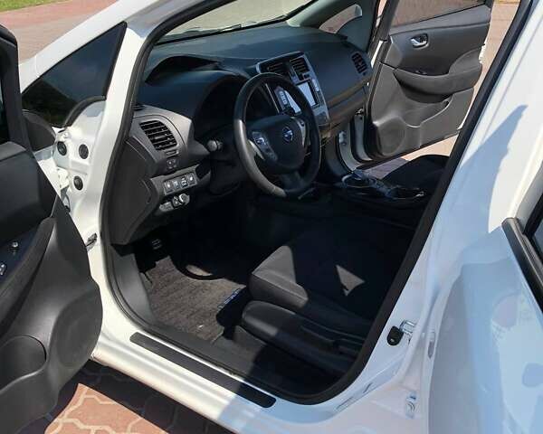 Белый Ниссан Лиф, объемом двигателя 0 л и пробегом 155 тыс. км за 10100 $, фото 12 на Automoto.ua