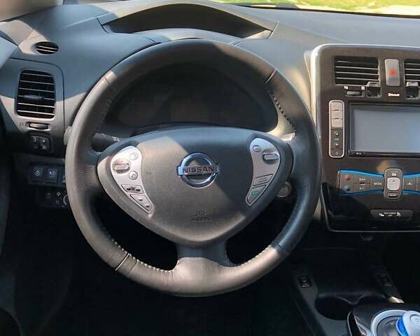 Белый Ниссан Лиф, объемом двигателя 0 л и пробегом 155 тыс. км за 10100 $, фото 16 на Automoto.ua