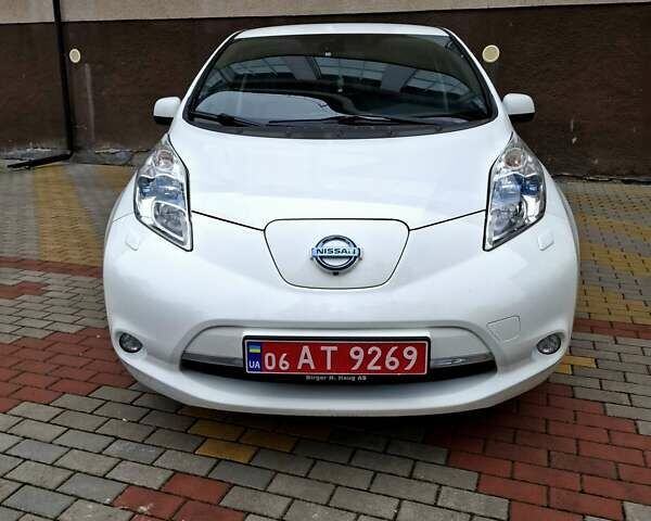 Белый Ниссан Лиф, объемом двигателя 0 л и пробегом 119 тыс. км за 6500 $, фото 60 на Automoto.ua