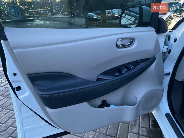 Белый Ниссан Лиф, объемом двигателя 0 л и пробегом 102 тыс. км за 6990 $, фото 11 на Automoto.ua