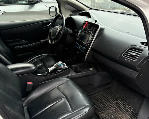 Белый Ниссан Лиф, объемом двигателя 0 л и пробегом 220 тыс. км за 5200 $, фото 10 на Automoto.ua