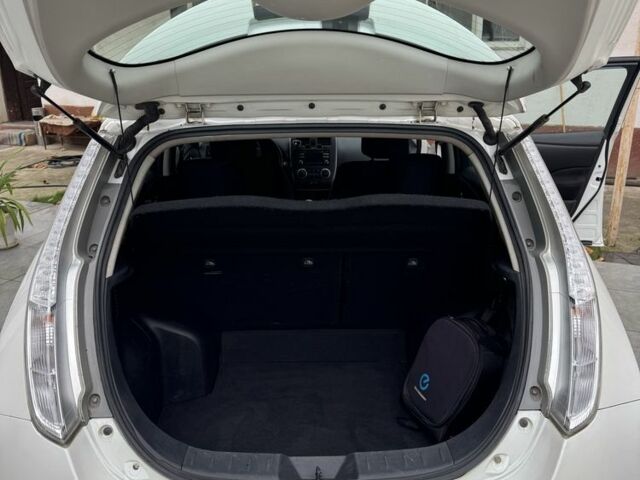 Белый Ниссан Лиф, объемом двигателя 0 л и пробегом 178 тыс. км за 6000 $, фото 5 на Automoto.ua