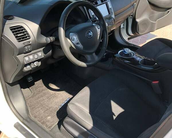 Белый Ниссан Лиф, объемом двигателя 0 л и пробегом 155 тыс. км за 10100 $, фото 15 на Automoto.ua