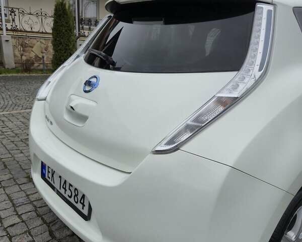 Белый Ниссан Лиф, объемом двигателя 0 л и пробегом 73 тыс. км за 5900 $, фото 12 на Automoto.ua