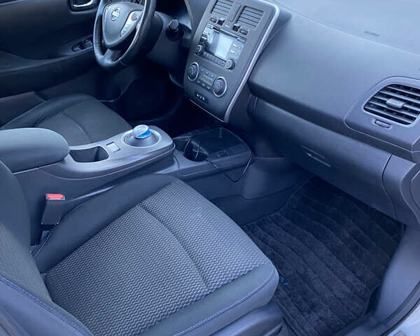 Білий Ніссан Ліф, об'ємом двигуна 0 л та пробігом 122 тис. км за 6500 $, фото 7 на Automoto.ua