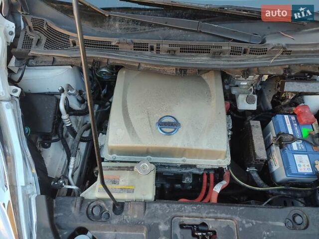 Белый Ниссан Лиф, объемом двигателя 0 л и пробегом 82 тыс. км за 13200 $, фото 14 на Automoto.ua