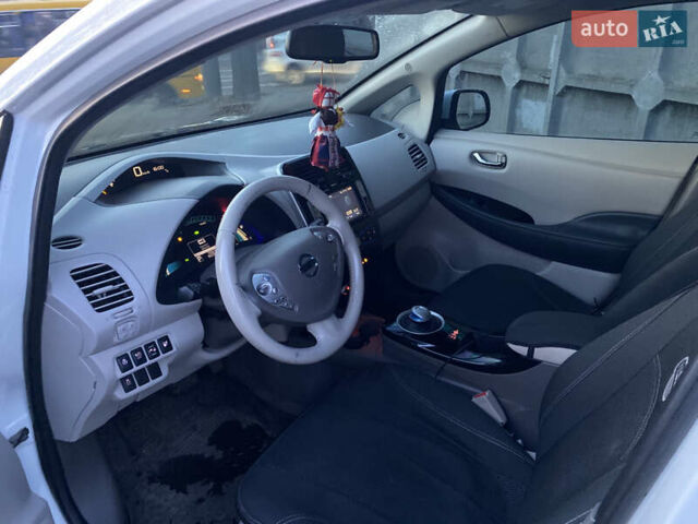 Белый Ниссан Лиф, объемом двигателя 0 л и пробегом 102 тыс. км за 6990 $, фото 12 на Automoto.ua