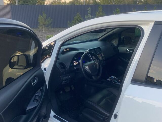 Белый Ниссан Лиф, объемом двигателя 0 л и пробегом 95 тыс. км за 8000 $, фото 5 на Automoto.ua