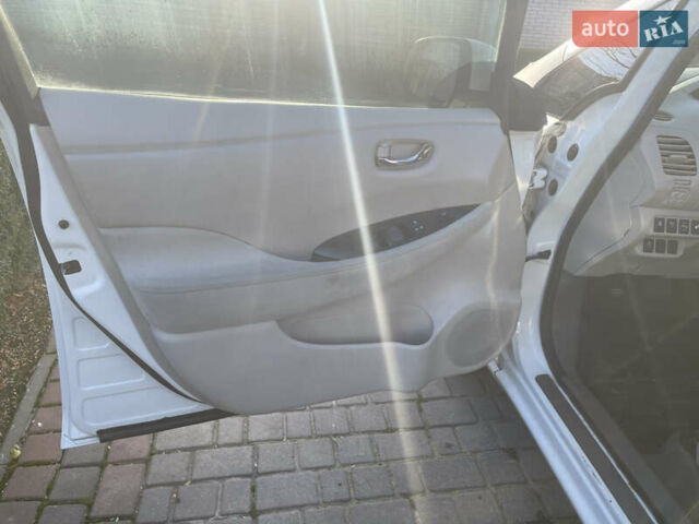 Белый Ниссан Лиф, объемом двигателя 0 л и пробегом 171 тыс. км за 5900 $, фото 4 на Automoto.ua