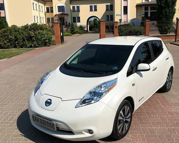 Белый Ниссан Лиф, объемом двигателя 0 л и пробегом 155 тыс. км за 10100 $, фото 14 на Automoto.ua