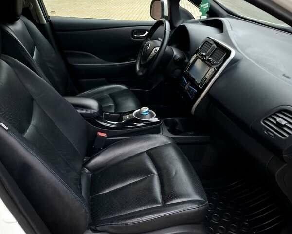 Белый Ниссан Лиф, объемом двигателя 0 л и пробегом 119 тыс. км за 6500 $, фото 30 на Automoto.ua