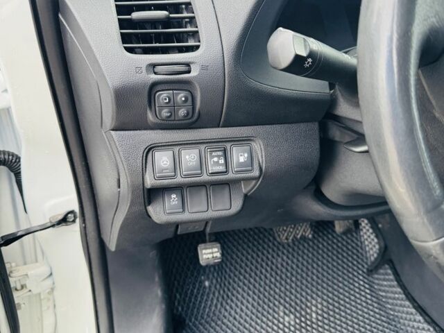 Білий Ніссан Ліф, об'ємом двигуна 0 л та пробігом 126 тис. км за 6500 $, фото 4 на Automoto.ua