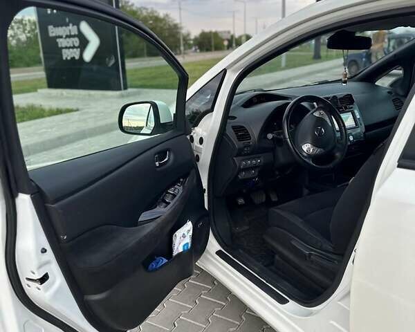 Білий Ніссан Ліф, об'ємом двигуна 0 л та пробігом 156 тис. км за 6899 $, фото 20 на Automoto.ua