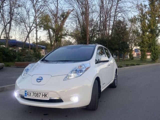 Белый Ниссан Лиф, объемом двигателя 0 л и пробегом 95 тыс. км за 8000 $, фото 1 на Automoto.ua