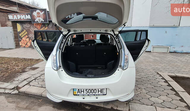 Белый Ниссан Лиф, объемом двигателя 0 л и пробегом 111 тыс. км за 7500 $, фото 6 на Automoto.ua