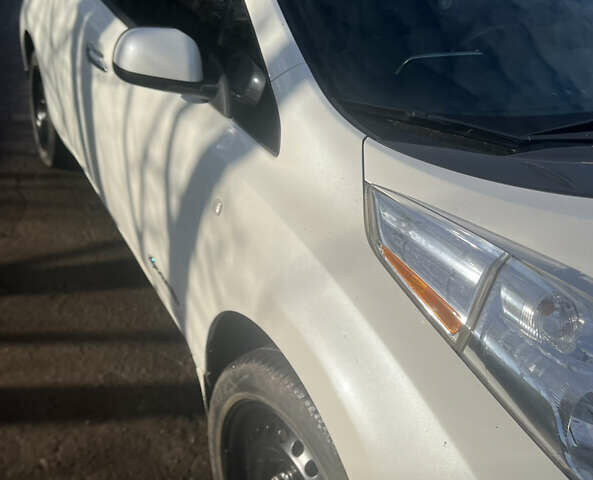 Білий Ніссан Ліф, об'ємом двигуна 0 л та пробігом 95 тис. км за 5999 $, фото 10 на Automoto.ua