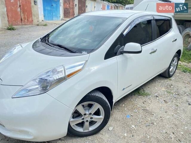 Белый Ниссан Лиф, объемом двигателя 0 л и пробегом 101 тыс. км за 7300 $, фото 9 на Automoto.ua