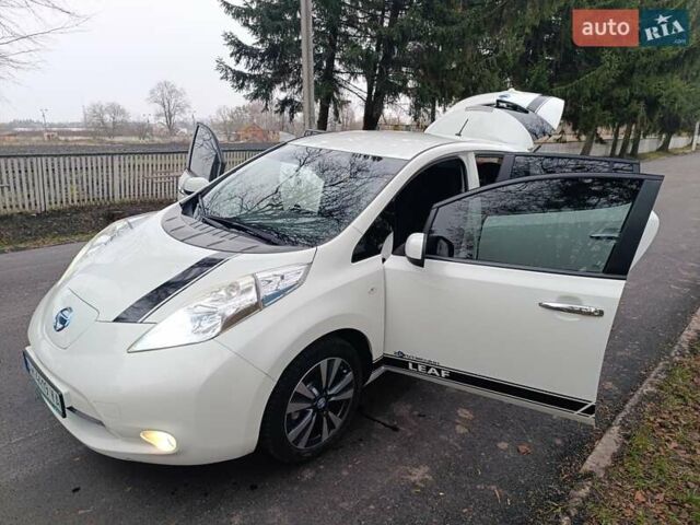 Белый Ниссан Лиф, объемом двигателя 0 л и пробегом 67 тыс. км за 7500 $, фото 17 на Automoto.ua