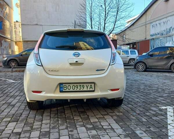 Белый Ниссан Лиф, объемом двигателя 0 л и пробегом 101 тыс. км за 7500 $, фото 1 на Automoto.ua