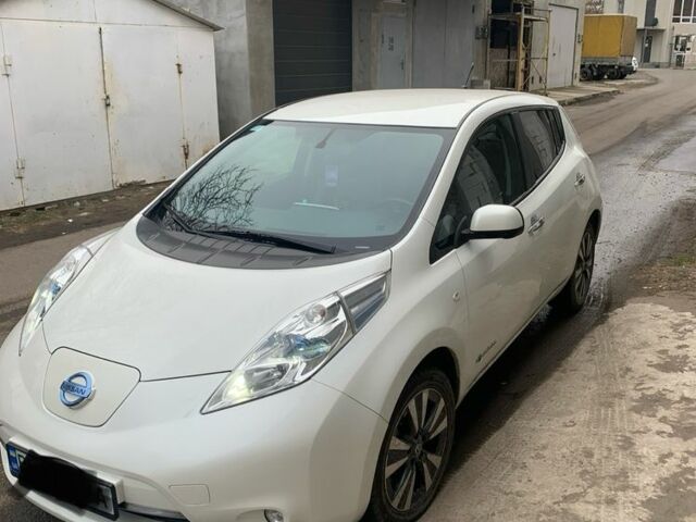 Белый Ниссан Лиф, объемом двигателя 0 л и пробегом 172 тыс. км за 6800 $, фото 1 на Automoto.ua