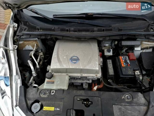 Белый Ниссан Лиф, объемом двигателя 0 л и пробегом 119 тыс. км за 6500 $, фото 25 на Automoto.ua