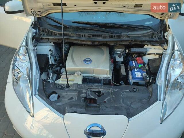 Белый Ниссан Лиф, объемом двигателя 0 л и пробегом 82 тыс. км за 13200 $, фото 16 на Automoto.ua