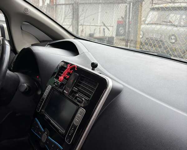 Белый Ниссан Лиф, объемом двигателя 0 л и пробегом 220 тыс. км за 5200 $, фото 8 на Automoto.ua