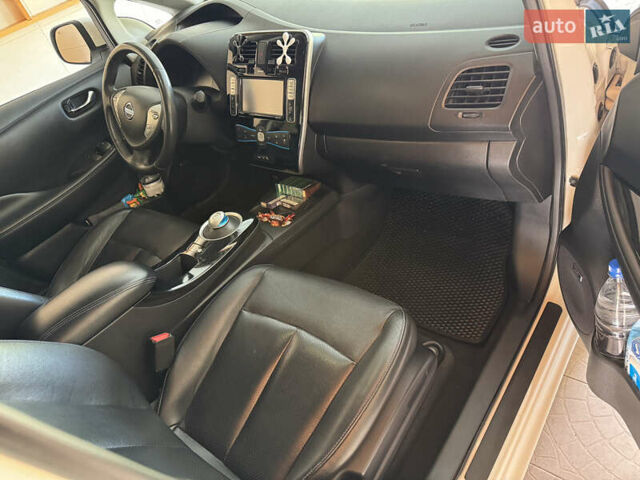 Білий Ніссан Ліф, об'ємом двигуна 0 л та пробігом 93 тис. км за 7900 $, фото 27 на Automoto.ua