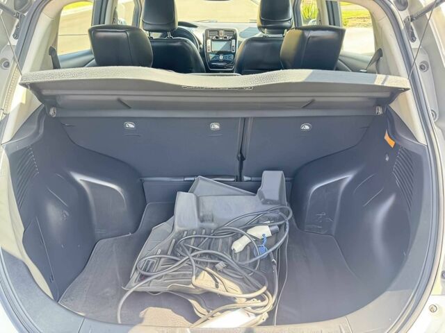 Білий Ніссан Ліф, об'ємом двигуна 0 л та пробігом 77 тис. км за 3200 $, фото 11 на Automoto.ua