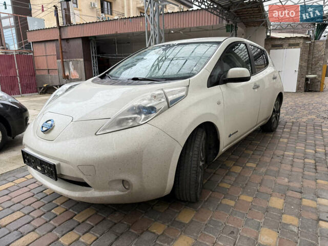 Белый Ниссан Лиф, объемом двигателя 0 л и пробегом 103 тыс. км за 7590 $, фото 4 на Automoto.ua
