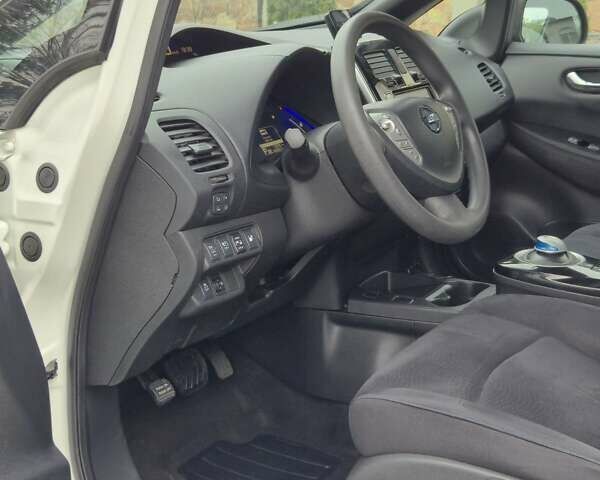 Белый Ниссан Лиф, объемом двигателя 0 л и пробегом 73 тыс. км за 5900 $, фото 11 на Automoto.ua