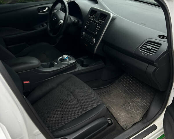 Белый Ниссан Лиф, объемом двигателя 0 л и пробегом 264 тыс. км за 4500 $, фото 8 на Automoto.ua