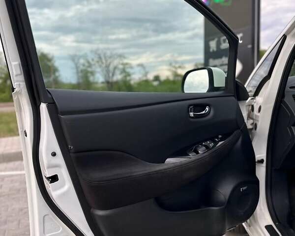 Білий Ніссан Ліф, об'ємом двигуна 0 л та пробігом 156 тис. км за 6899 $, фото 18 на Automoto.ua