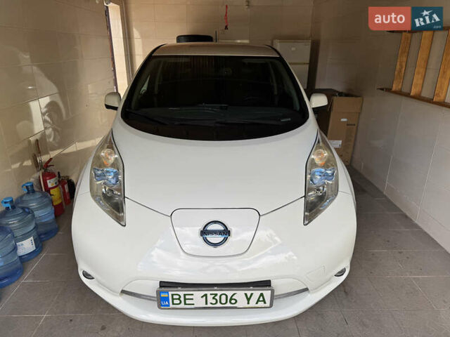 Білий Ніссан Ліф, об'ємом двигуна 0 л та пробігом 93 тис. км за 7900 $, фото 44 на Automoto.ua