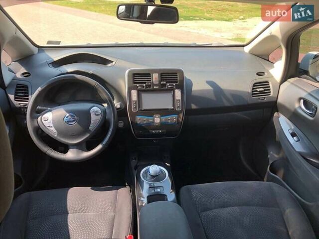 Белый Ниссан Лиф, объемом двигателя 0 л и пробегом 155 тыс. км за 10100 $, фото 10 на Automoto.ua