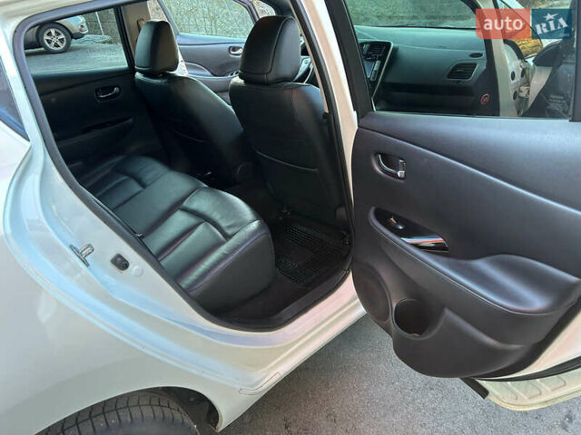 Белый Ниссан Лиф, объемом двигателя 0 л и пробегом 94 тыс. км за 5000 $, фото 8 на Automoto.ua