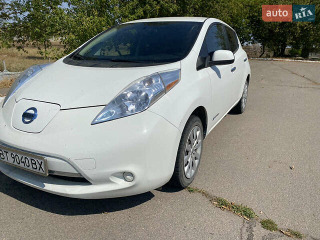 Белый Ниссан Лиф, объемом двигателя 0 л и пробегом 89 тыс. км за 9000 $, фото 2 на Automoto.ua