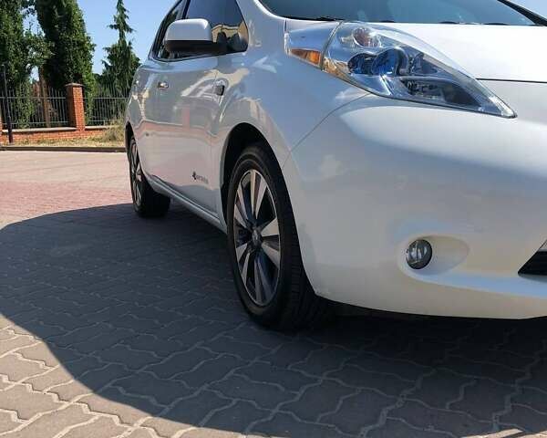 Белый Ниссан Лиф, объемом двигателя 0 л и пробегом 155 тыс. км за 10100 $, фото 8 на Automoto.ua