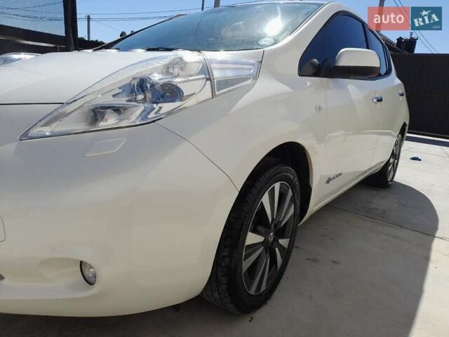 Белый Ниссан Лиф, объемом двигателя 0 л и пробегом 99 тыс. км за 7200 $, фото 6 на Automoto.ua