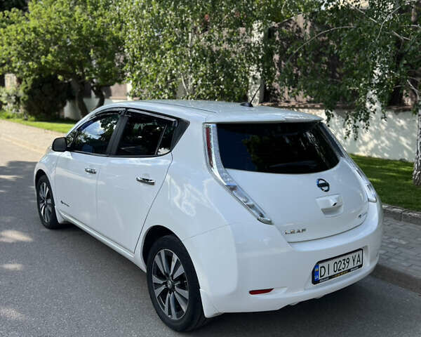 Белый Ниссан Лиф, объемом двигателя 0 л и пробегом 155 тыс. км за 7800 $, фото 2 на Automoto.ua