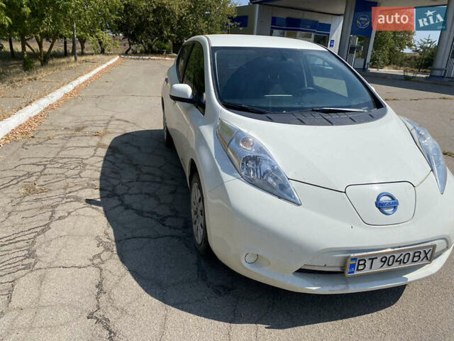 Белый Ниссан Лиф, объемом двигателя 0 л и пробегом 89 тыс. км за 9000 $, фото 16 на Automoto.ua